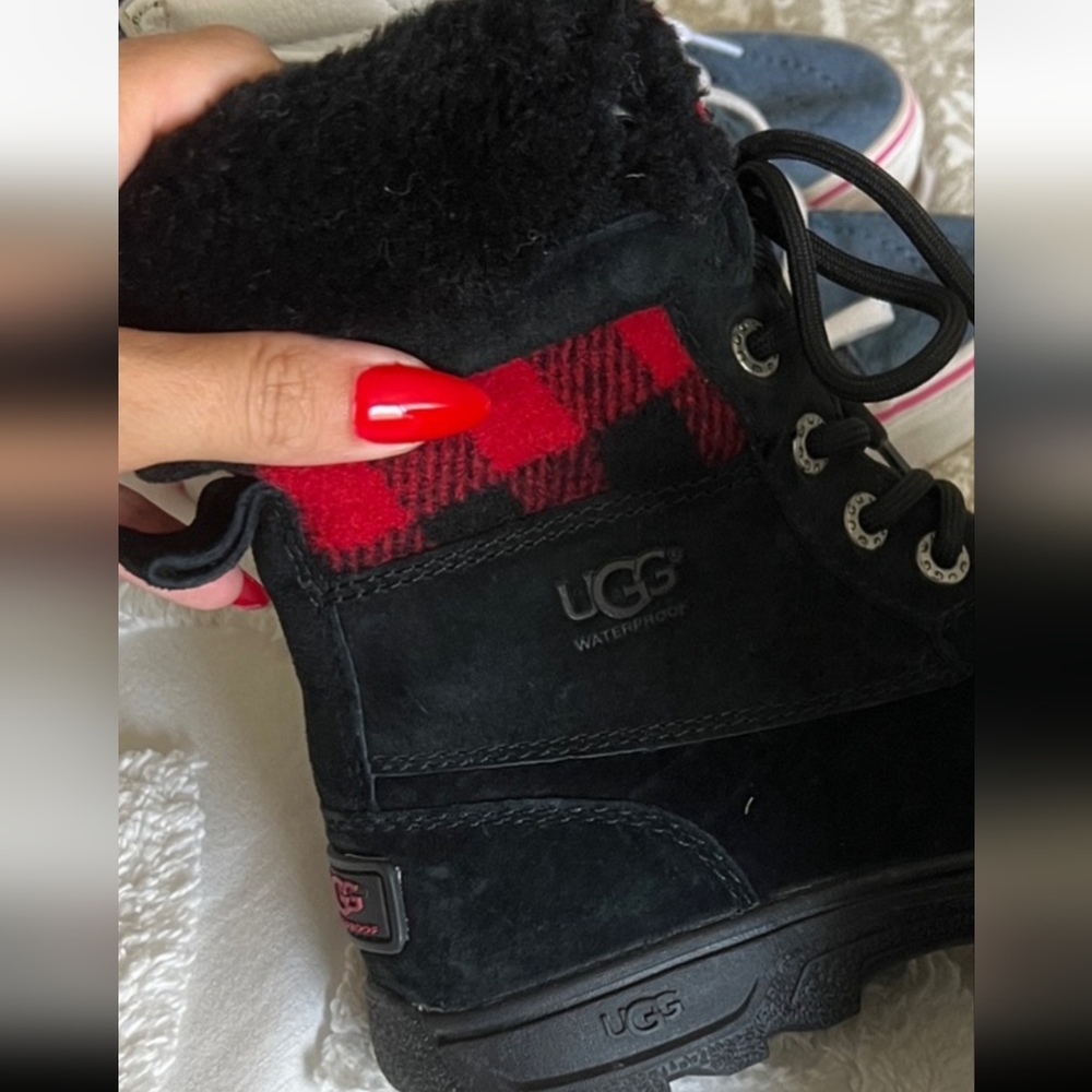 Like New!! UGG Unisex Kids Boots in Black and Red Plaid Sz 13 Both Boy And Girl - Picture 4 of 14